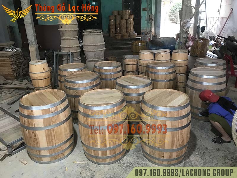 th&ugrave;ng gỗ sồi trưng b&agrave;y