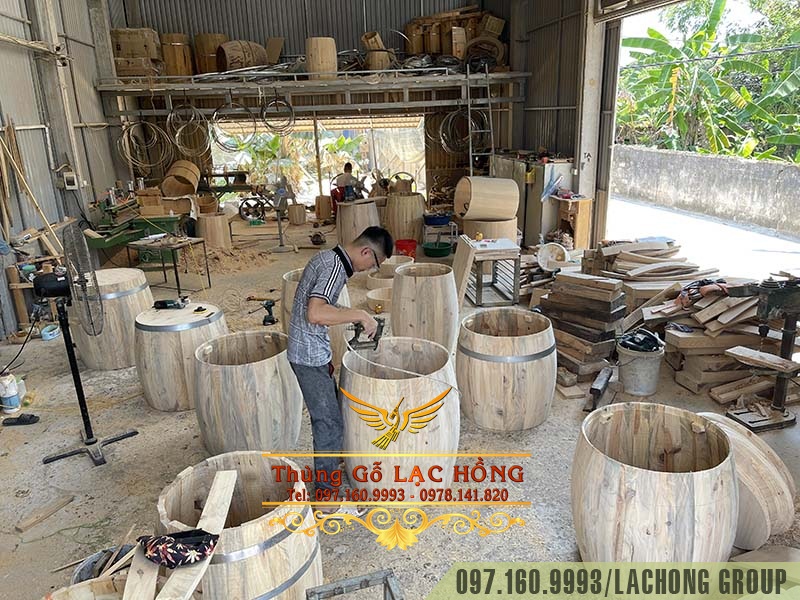 th&ugrave;ng rượu gỗ th&ocirc;ng